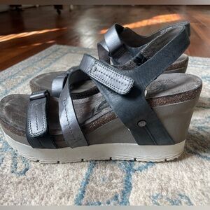 OTBT wedges, size 7, good condition.